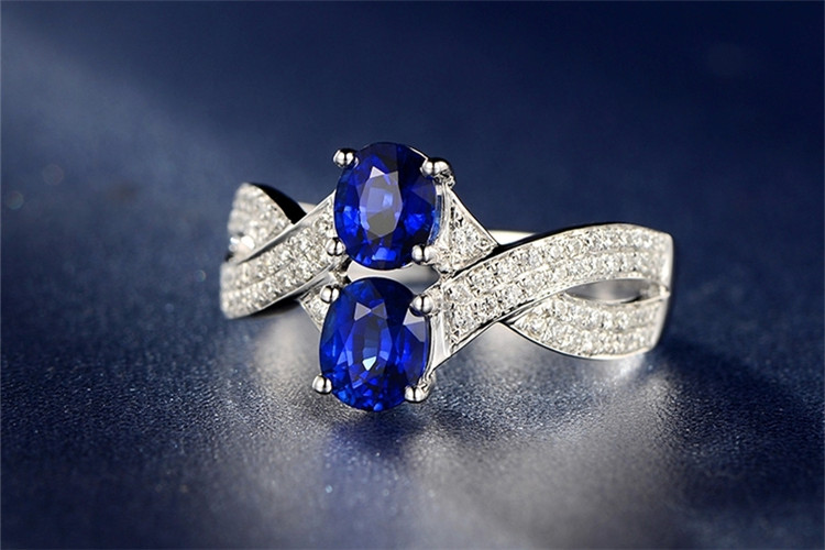 蓝宝石之韵 金投网探秘米莱珠宝白18K金1.7克拉定制钻戒